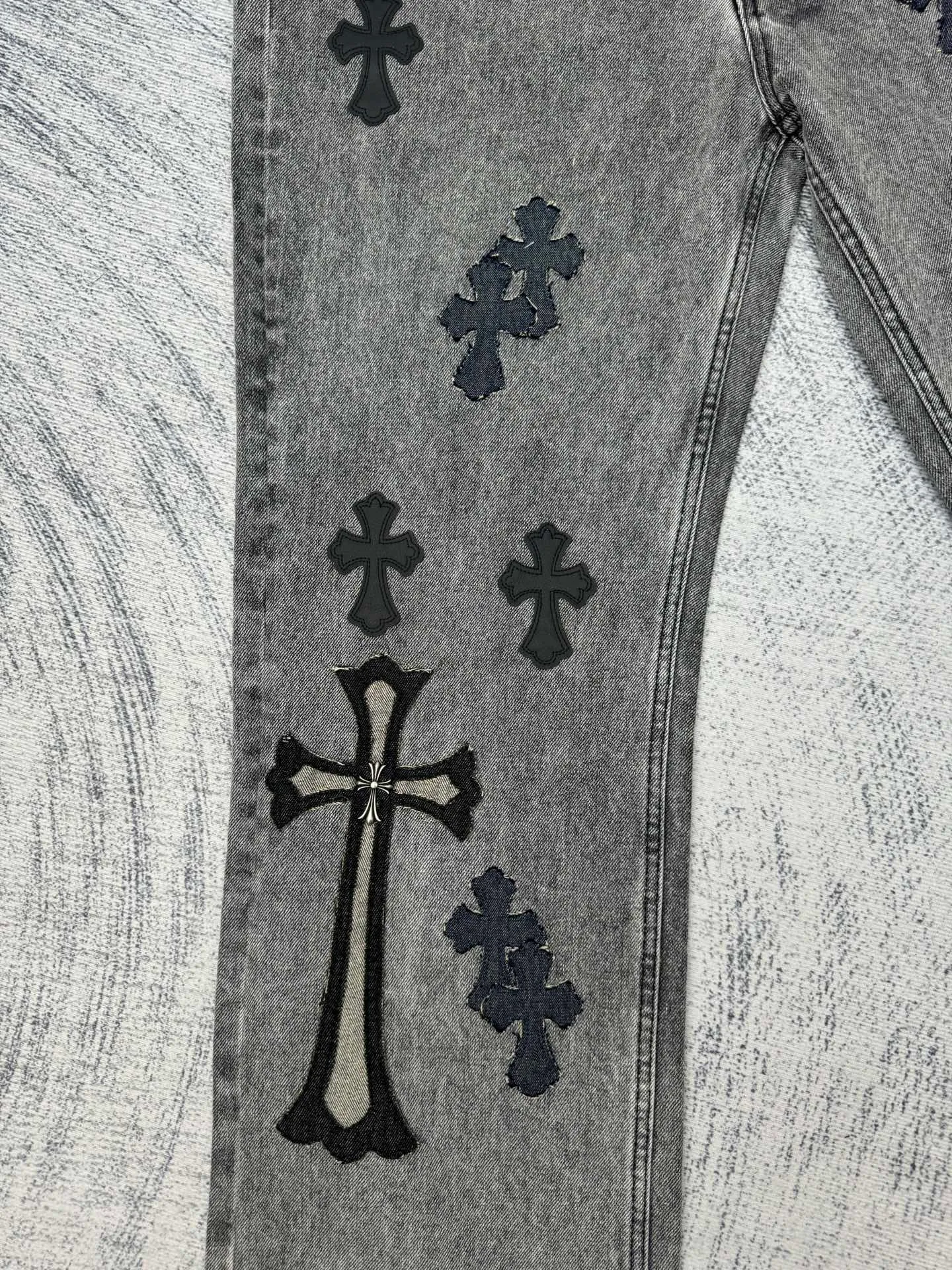 P750 Chrome Heat CH limited flame patch leather jeans Size: 30/32/34/36/38 This jeans is a store VIP limited edition (can only be purchased by store VIPs) and is not an official website model, so it is even rarer. When we got it back, we found that these pants were different from the usual 501 version. These pants were made of CH's own soleplate, not the 501 soleplate. So I can only customize the fabrics myself and rely on various relationships to get the raw material fabrics. The washing process also took dozens of attempts to finally achieve the effect we wanted. This pair of pants uses a total of 35 pieces of leather, all of which are second-layer cowhide. Therefore, whether the material is leather label or wash label, fabric or hardware, the mold needs to be re-opened and the cross must be sewn manually (in order to restore it, it can only be done manually).